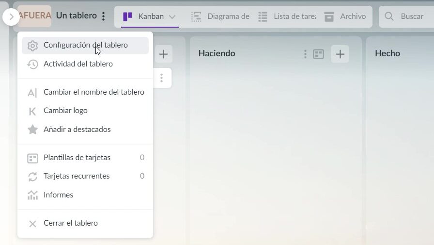 Para realizar cambios en un tablero, haga clic en el título del tablero en el panel superior y seleccione “Configuración del tablero” en la lista desplegable.