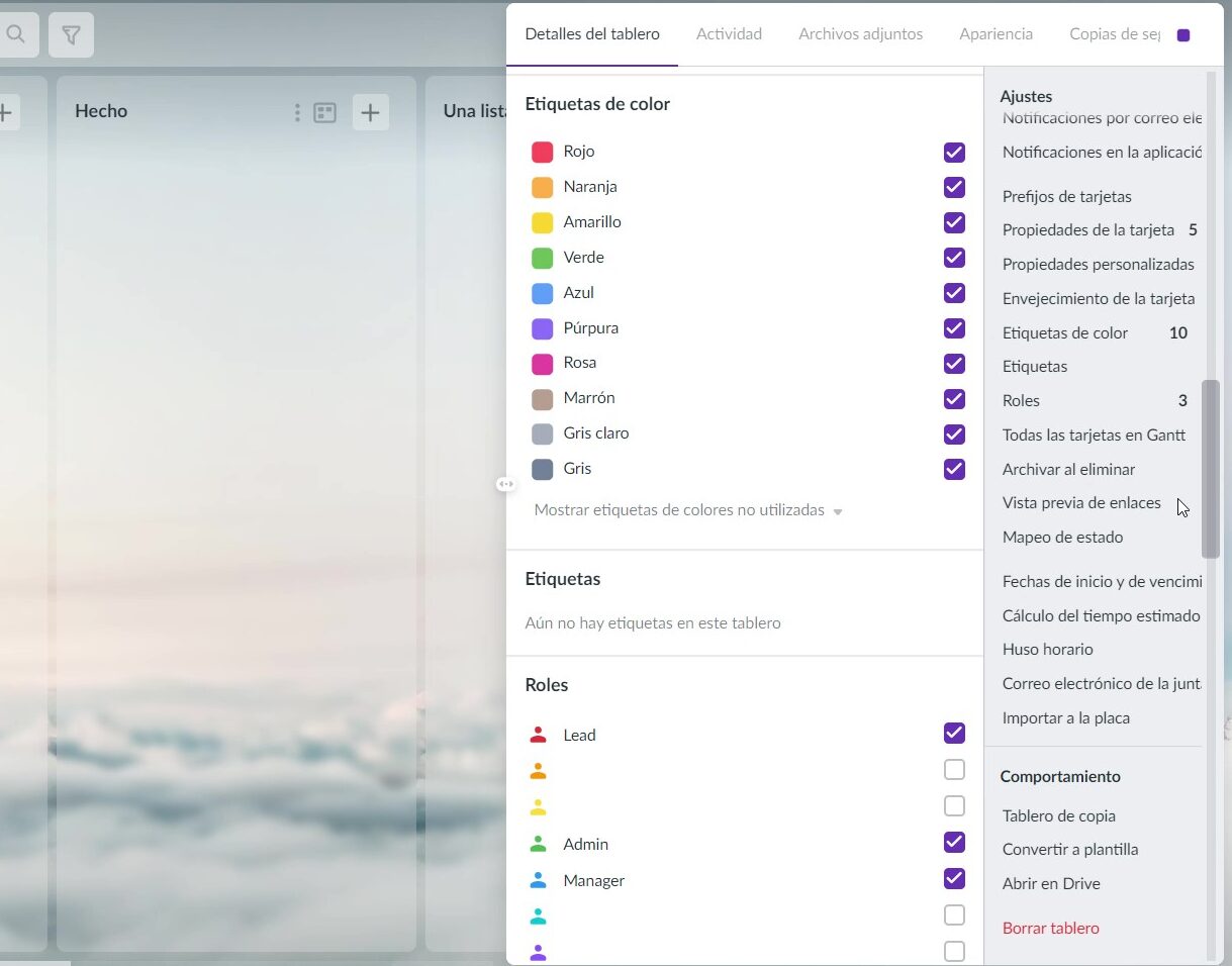 También puedes cambiar otras configuraciones, como notificaciones, propiedades de las tarjetas, etiquetas de color, etiquetas, roles y mucho más.